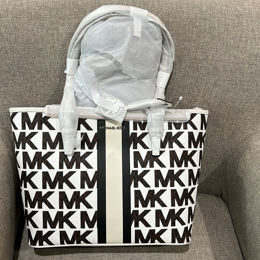 Michael Kors Signature Medium Carryall Tote